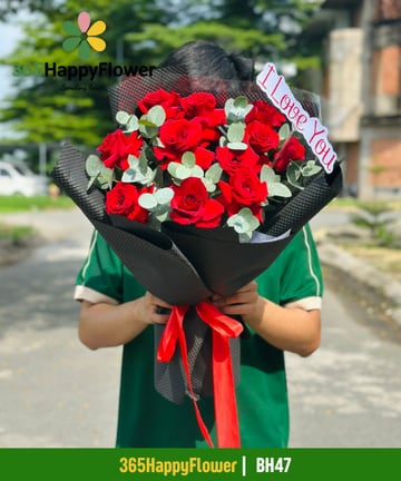 Bó hoa hồng đỏ giấy lưới đen chấm bi tặng người yêu BH47