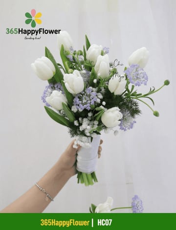 Hoa cầm tay cô dâu tulip trắng điểm hoa tím nhạt HC07