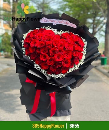 Bó hoa hồng đỏ xếp hình trái tim gói giấy đen BH55
