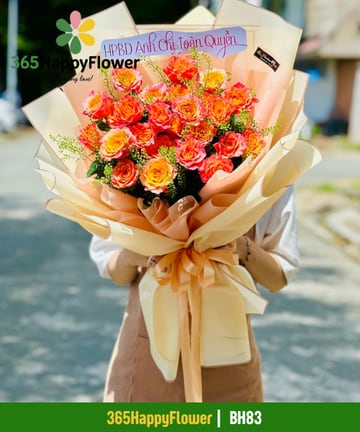 Bó hoa hồng cam đào phối cỏ lá xanh gói giấy kem BH83
