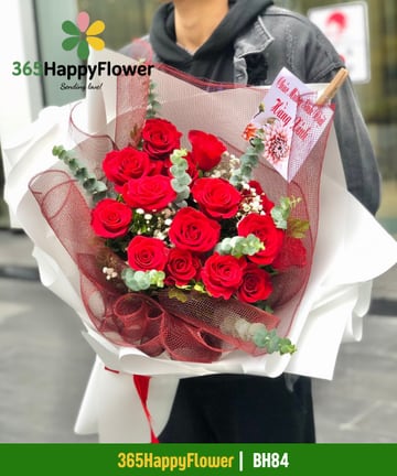 Bó hoa hồng đỏ phối bạch đàn dáng chéo giấy trắng BH84