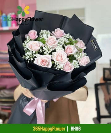Bó hoa hồng phấn nhạt phối baby trắng gói giấy đen BH86