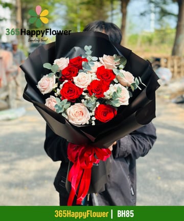 Bó hoa hồng đỏ mix hồng kem phối bạch đàn giấy đen BH85