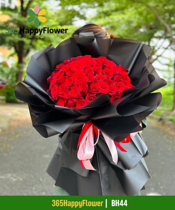 Bó hoa hồng đỏ khổ lớn gói giấy đen ruy băng đỏ hồng BH44