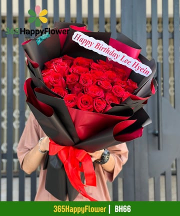 Bó hoa hồng đỏ gói giấy đen phối đỏ nơ đỏ lớn BH66