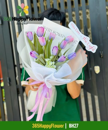 Bó hoa tulip tím dáng đứng gói giấy trắng nơ tím hồng BH27