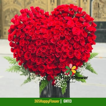 Kệ hoa hồng đỏ trái tim khổng lồ trên trụ đen GH113