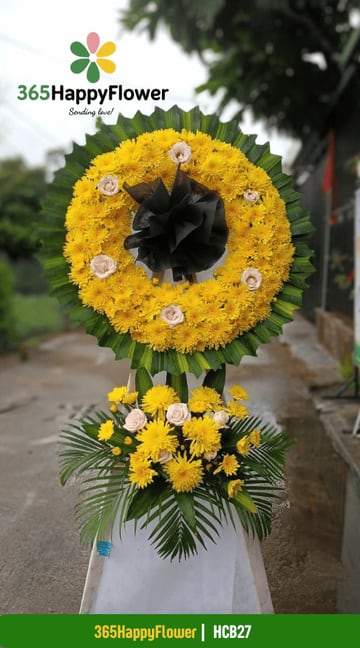 Kệ hoa viếng vòng tròn cúc vàng điểm hồng kem nơ đen HCB27