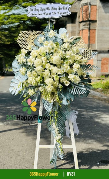 Kệ hoa viếng giá gỗ trắng khung đan mây hoa trắng xanh HV31