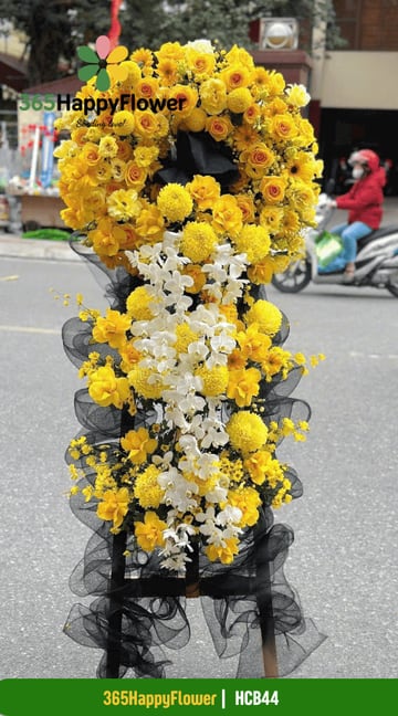 Kệ hoa tang dáng thác hồng vàng và lan hồ điệp trắng HCB44