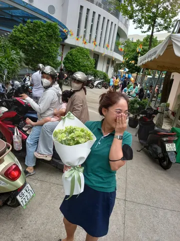 Khách hàng nhận khai trương tại 365HappyFlower