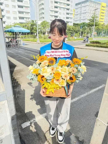 Khách hàng nhận khai trương tại 365HappyFlower