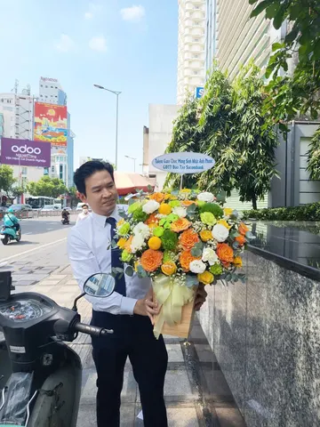 Khách hàng nhận khai trương tại 365HappyFlower